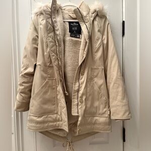 Hollister Women's Cream Hooded Faux-Fur Trim Puffer Parka